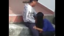 دختر زیبا با انگشتان ...